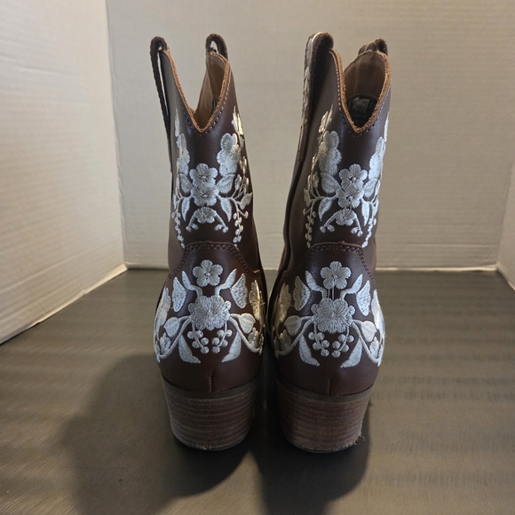 Dingo Take A Bow Embroidered Western Ankle Boots Whiskey Brown Leather Size 10M - Picture 5 of 11